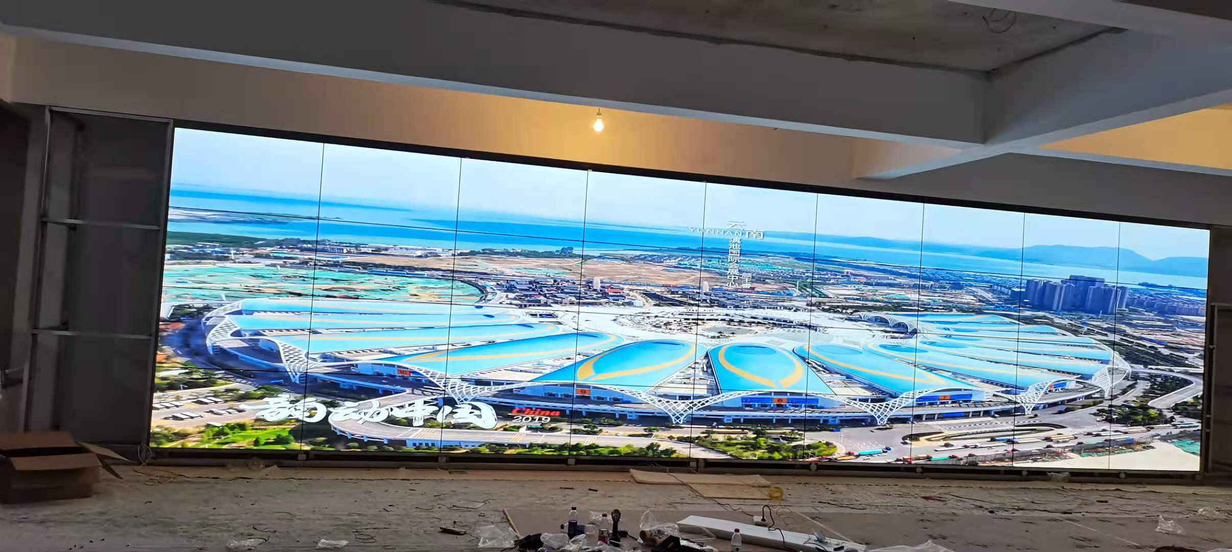 不同氣候條件（如高溫、高濕度、沙塵）下，戶外LED顯示屏的維護策略有何差異？